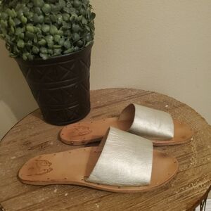 BEEK Mockingbird Metallic Silver Vegitable Tanned Leather Slides Sandals Size 6‎